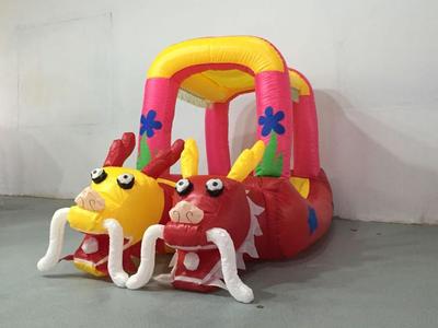 廠(chǎng)家直銷(xiāo)廣場(chǎng)游樂(lè)兒童玩具車(chē) 雙龍加蓬氣模充氣電瓶車(chē)圖片大全